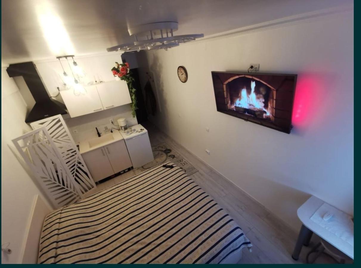 1 Small Studio, Central, Self Check In Sinaia Bagian luar foto
